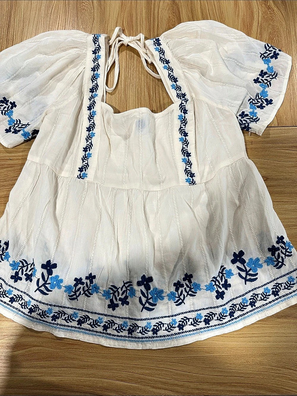 Old Navy Embroidered Floral Blouse in White & Blue Size Medium boho pleasant